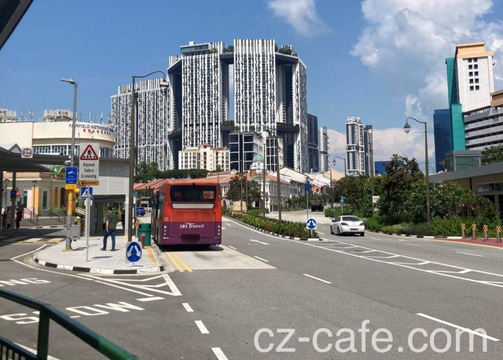 シンガポール街中を走行する路線バス