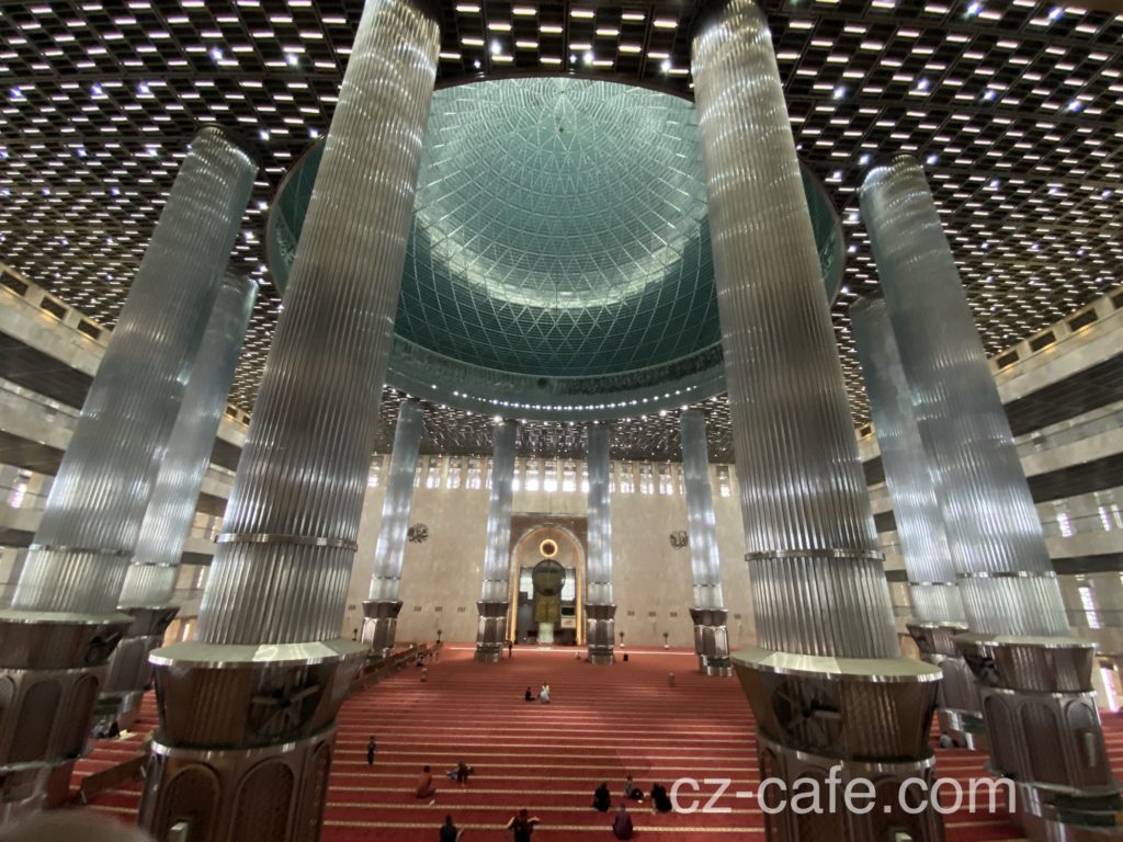 東南アジア最大級のイスティクラルモスク