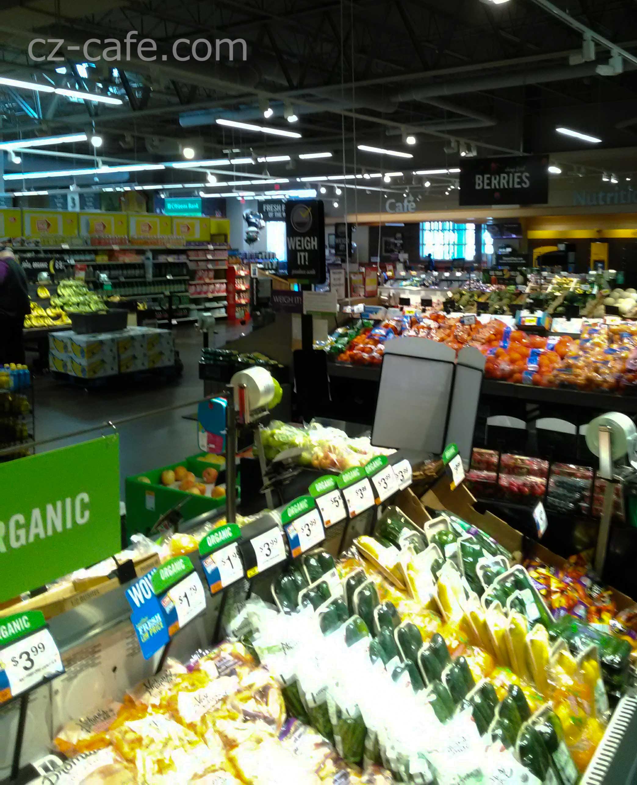 スーパーマーケット生鮮食品売り場の写真