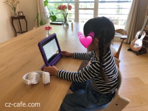 iPadでオンライン授業を受ける（ベルギー 5歳）