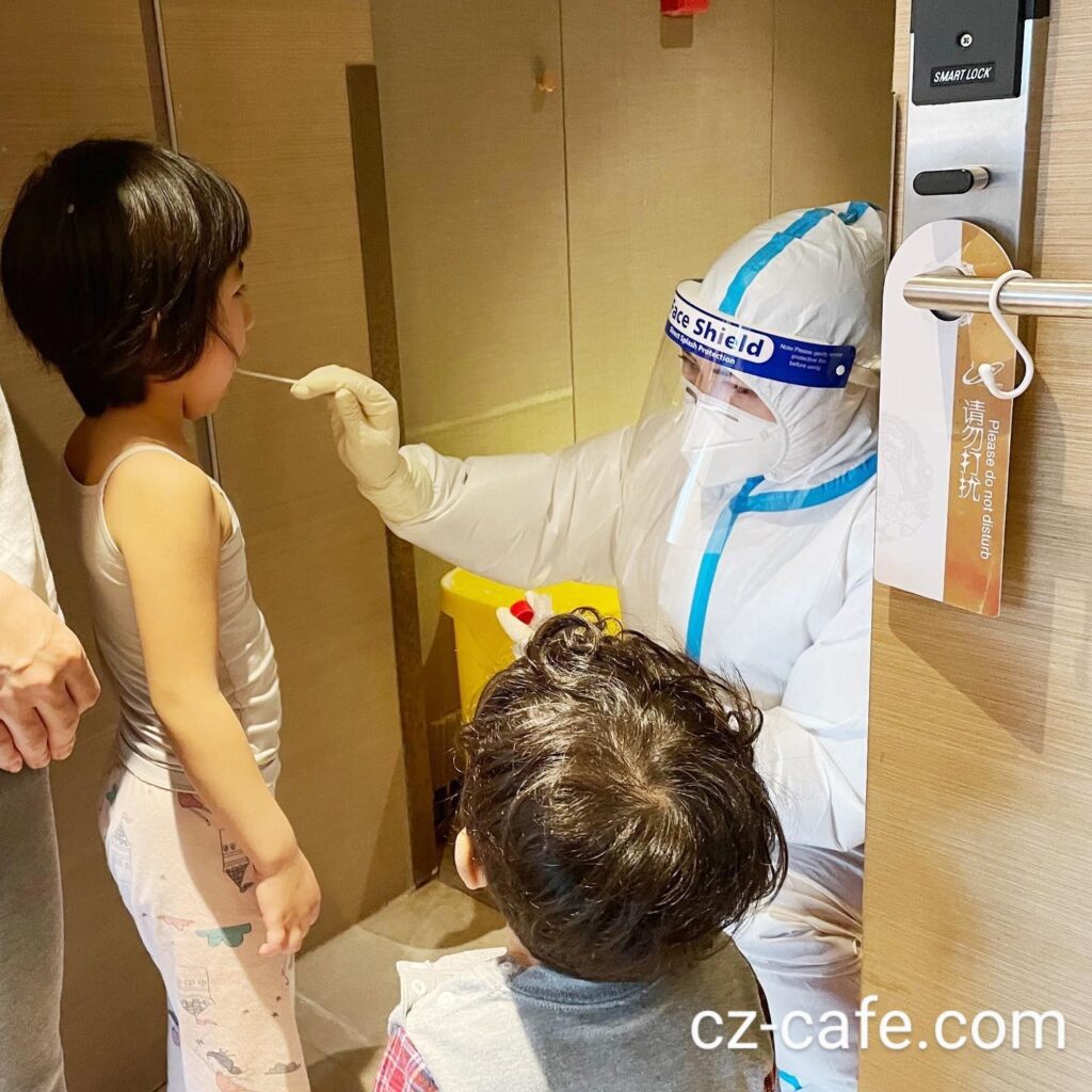 PCR検査を受ける子ども2人