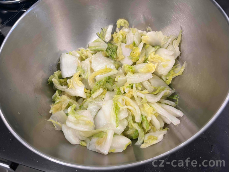 キムチレシピ１。大きなボウルに白菜を入れ、塩を加えます。