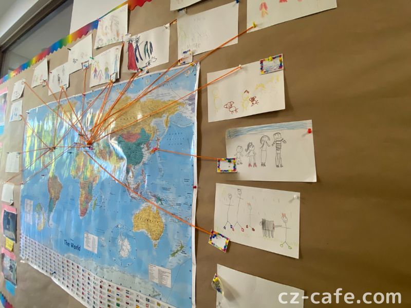 インターナショナルスクールの廊下には世界地図が貼られています。