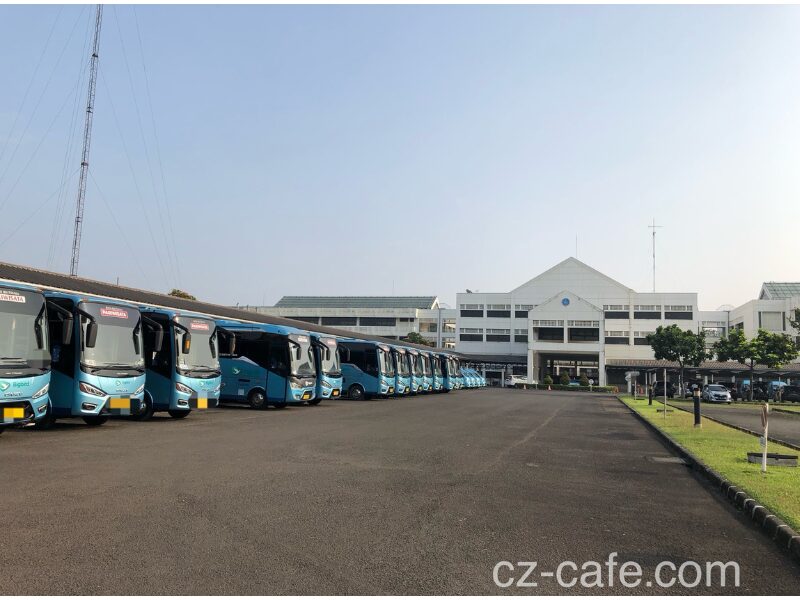 ジャカルタ日本人学校の校舎と校舎前に停まっているスクールバス。