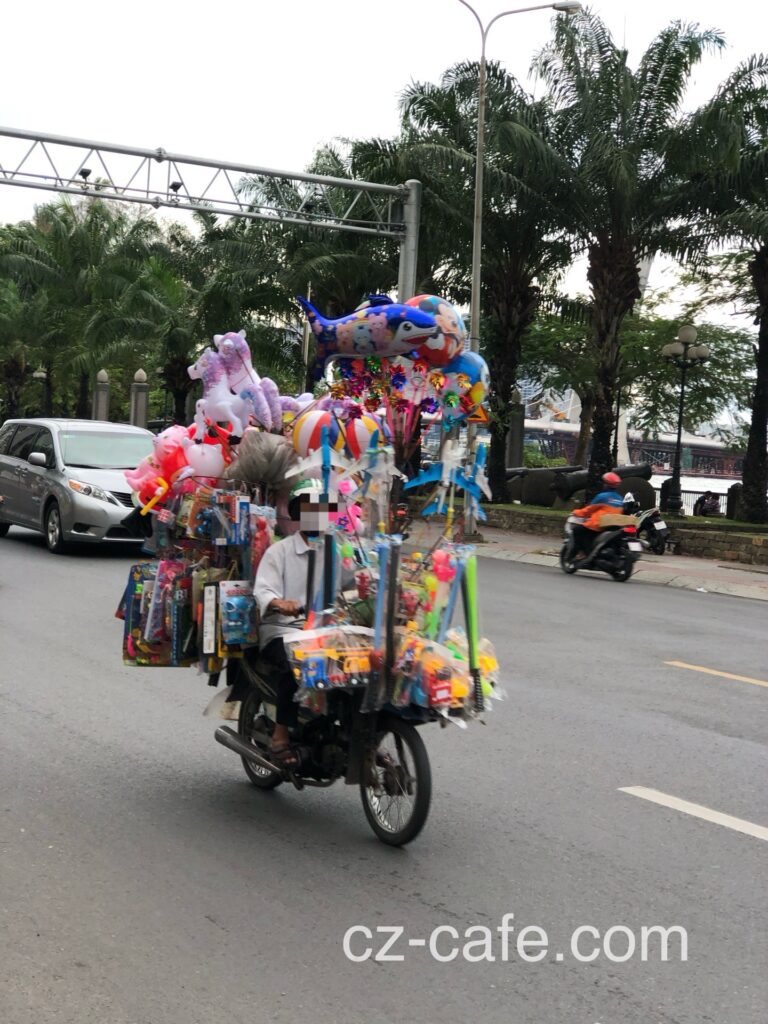 子ども用のおもちゃ売りバイク